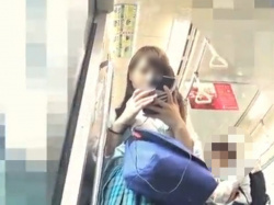 【盗撮動画】青チェ美少女JKの電車内パンチラ、「正直20回は抜ける」と話題になるの画像