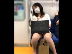 【盗撮動画】電車で眠りこけた美人なお姉さん、股が緩んでパンティが丸見えになってしまうの画像