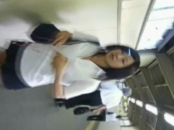 【盗撮動画】駅のJK「ちょっとこの人キモチワルイ…」その勘的中していた結果（スカートめくりパンチラ）の画像