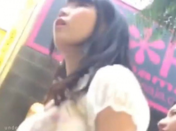 【盗撮動画】友達と待ち合わせ中の美少女JKがパンチラを撮られるまでの一部始終をご覧くださいの画像