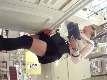 【盗撮動画】超ハイスペ美人店員のTバックを逆さ撮りした撮り師さん、怪しまれる・・・の画像