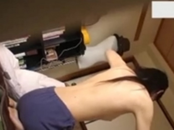 【盗撮動画】学生妹の部屋に仕掛けた隠しカメラで日常的に覗き見している変態ニート兄貴の家庭内盗撮動画の画像