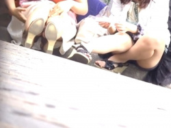 【盗撮動画】街中で座り込みパンチラを隠し撮りされる2人の無警戒な素人娘たち（顔あり）の画像