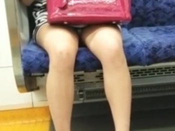 【盗撮動画】電車の対面シートにミニスカの上玉金髪ギャルというスマホ盗撮不可避の状況の画像