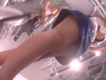 【盗撮動画】可愛さ芸能人超え！超ハイスペックなデニスカJKのパンチラを収録した貴重な映像がこちらの画像