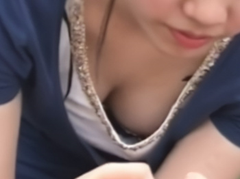 【盗撮動画】不可能を可能にする男のガチ素人娘胸チラ隠し撮り映像、気付かれることなく撮影の画像