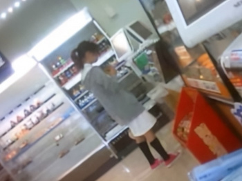 【盗撮動画】休憩中の白衣の天使逆さ撮り動画複数名分。完全にガチのパンチラ映像ですの画像