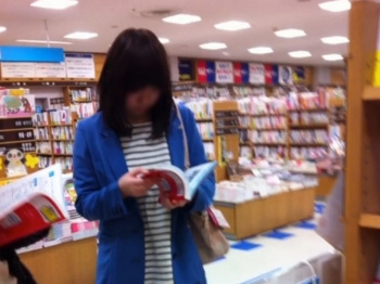 【盗撮動画】可愛いもの大好き！ハート&猫柄パンティの女子生徒の逆さ撮りパンチラの画像