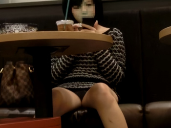 【盗撮動画】推定JK。ティーン美少女の座りパンチラをおしゃれなカフェ店内で盗み撮りの画像