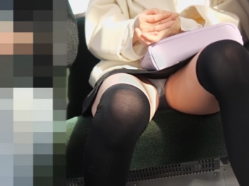 【盗撮動画】対面＆逆さで美形ギャルのパンチラ完全攻略！→しかしラストで盗撮バレ・・・の画像