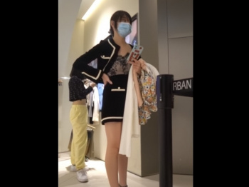 【盗撮動画】高級デパートでミニスカ美女のフロントパンチラ撮影に成功！マン毛透けててスケベすぎるｗの画像