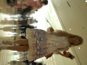 【盗撮動画】ハイスペ美少女な金髪レイヤーさん、逆さ撮りで純白パンティを晒される・・・の画像