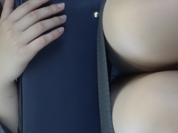 【盗撮動画】電車内リクスー女子対面パンチラ！可愛い顔もパンティもしっかりと見えておりますの画像