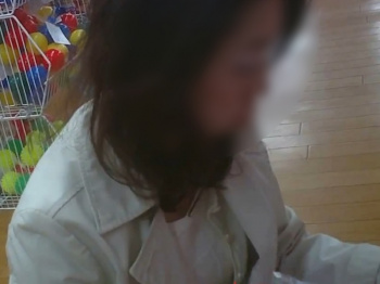 【盗撮動画】撮り師「今からこの熟女OLのパンティ撮影します」→ スカートの中が意外に可愛すぎると話題にの画像