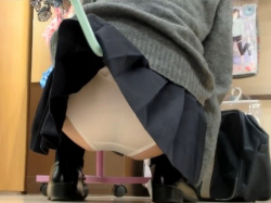 【盗撮動画】超危険人物「買い物中の制服JKの制服スカートを傘でめくってみたｗ」→犯行映像が公開されるの画像