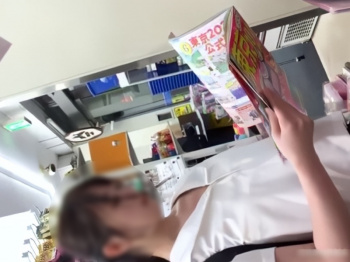 【盗撮動画】見た男は100％シコると言われる伝説の激カワJKの逆さ撮りパンチラ動画がこちらの画像