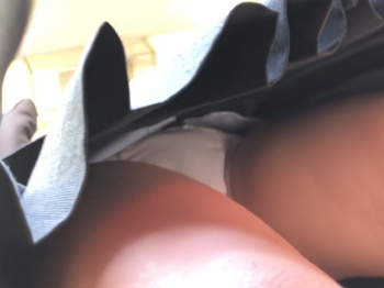 【盗撮動画】通学中の制服娘さん、電車でエチエチフロントパンチラを激撮され全世界の変態のオカズになるの画像