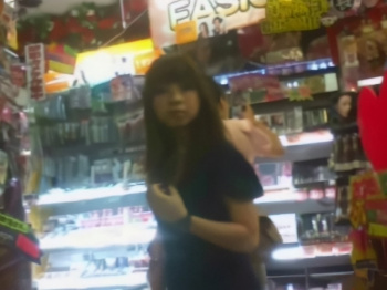 【盗撮動画】店内パンチラ盗撮！可愛すぎる童顔ギャルの輝くサテンパンティの画像