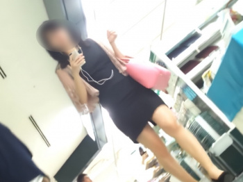 【盗撮動画】他では代えが効かないSSS級美女パンチラ！逆さとしゃがみの2シチュでご覧くださいの画像