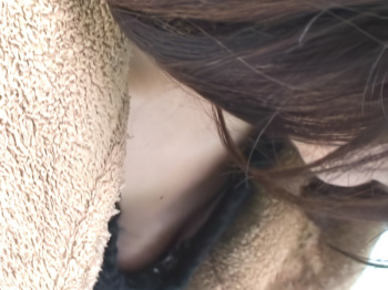 【盗撮動画】不審者の声掛けにご用心。うっかり胸チラを盗み撮られるギャルが発見されるの画像