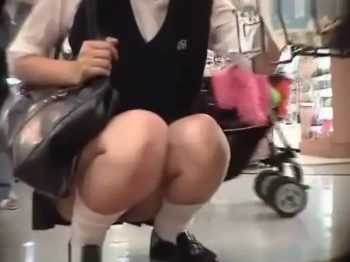 【盗撮動画】買い物中にしゃがみパンチラを撮られてるギャルJKさん、あまりにも無警戒すぎるの画像