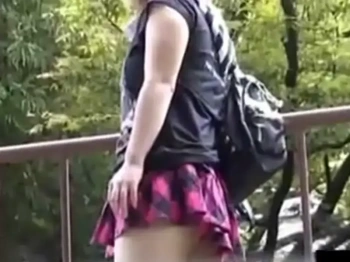 【盗撮動画】しゃがむとアナルが見えそうなTバックギャルさん、次々にパンチラ盗撮の餌食になってしまうの画像