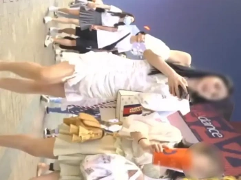 【盗撮動画】見ないと人生損する超ド級美女パンチラ！純白で陰毛スケスケでした・・・の画像