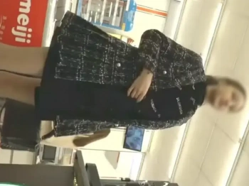 【盗撮動画】店内などでたまに見かける美女を逆さ撮り！整ったお顔とTバックの撮影に大成功の画像