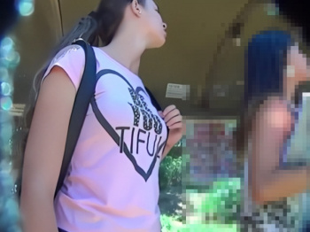 【盗撮動画】この辺で「マ●コ見えそう」と話題のミニスカ女子生徒のフロントパンチラをご覧いただこうの画像