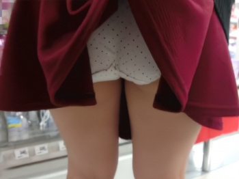【盗撮動画】油断大敵。店内でスカートめくりパンチラ盗撮される10代女子生徒さん（盗撮バレ）の画像