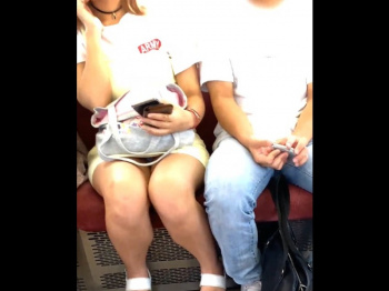 【盗撮動画】他サイトで未公開のガチ素人ギャルの電車内対面パンチラ、ここに来てアップされるの画像