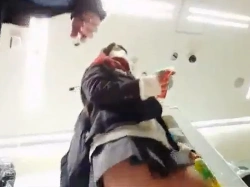 【盗撮動画】通学時間帯のセ○ンイ○ブンとかいう制服Kのパンチラ撮り放題のパラダイス...の画像