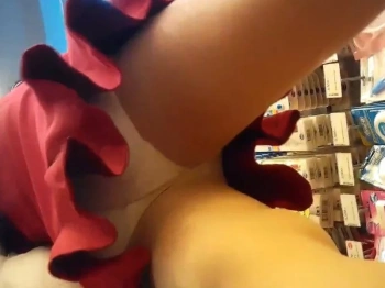 【盗撮動画】撮影日時入りで流出したガチもの店内パンチラ盗撮動画。2人の可愛い素人ギャルが被害者の画像