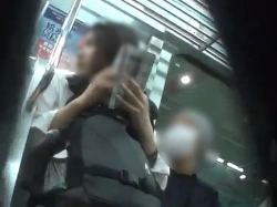 【盗撮動画】削除注意。電車で何かに気を取られる制服美少女が純白パンチラを盗み撮られるまでの一部始終...の画像