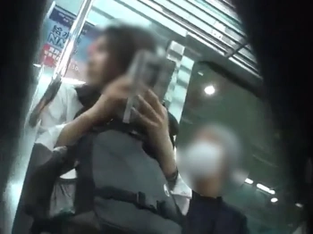 【盗撮動画】削除注意。電車で何かに気を取られる制服美少女が純白パンチラを盗み撮られるまでの一部始終...の画像