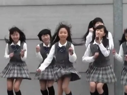 【盗撮動画】強風ステージで立ってるだけでもパンチラしまくり。伝説のアイドルライブ動画がこちらの画像