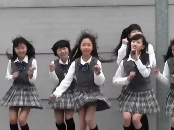 【盗撮動画】強風ステージで立ってるだけでもパンチラしまくり。伝説のアイドルライブ動画がこちらの画像