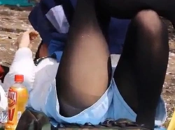 【盗撮動画】ガチ素人女子のショーパンの隙間から見える黒スト越し生Pがエッチすぎるお花見会場パンチラの画像
