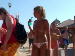 【盗撮動画】女さんだけビーチギリギリ露出が許される理由、完全に”これ”だった・・・の画像