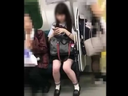 【盗撮動画】委員長タイプの制服美少女がパンチラ盗撮の餌食。黒髪清楚系だけどパンティは純白でしたの画像