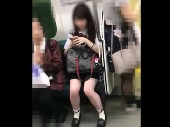 【盗撮動画】委員長タイプの制服美少女がパンチラ盗撮の餌食。黒髪清楚系だけどパンティは純白でしたの画像