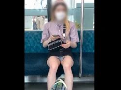 【盗撮動画】電車対面のスレンダーギャルさん、脚が細すぎて閉じていても水色パンティが丸見えの画像