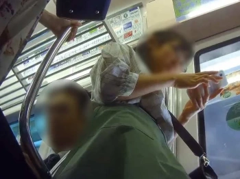 【盗撮動画】こんな素朴なメガネっ娘まで餌食になる電車内ガチものパンチラのリアリティが半端ない件の画像
