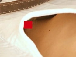 【胸チラ】削除必須の危険映像。スマホに夢中なティーン娘の膨らみかけおっぱいと色素薄乳首の画像
