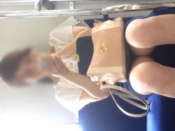 【盗撮動画】デニム青→デルタピンクの切り替えが至高。スマホに夢中でお股がお留守な素人JDパンチラの画像