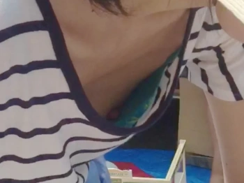【盗撮動画】貴重品。フリマ会場でメガネ若ママのちっぱいとボタン乳首が丸見えになる胸チラの画像