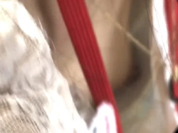 【盗撮動画】可愛いメガネ店員の乳首見え。胸チラとパンチラダブルでこなす強豪撮り師さんが登場の画像