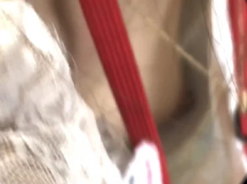 【盗撮動画】可愛いメガネ店員の乳首見え。胸チラとパンチラダブルでこなす強豪撮り師さんが登場の画像