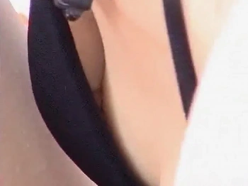 【盗撮動画】ビキニギャルの乳首見え連発の名作胸チラ動画。レジャープール撮影中心の例のやつですの画像