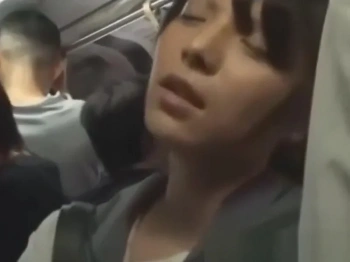 【盗撮動画】走行中のバス車内で絶賛置換され中の美少女ギャルKが完全に感じている件についての画像